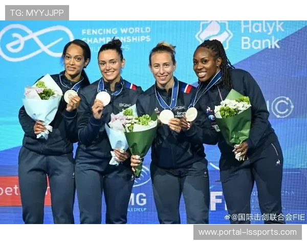 国际击剑联合会世界杯花剑项目 意大利队与国际中立运动员队分获团体金牌