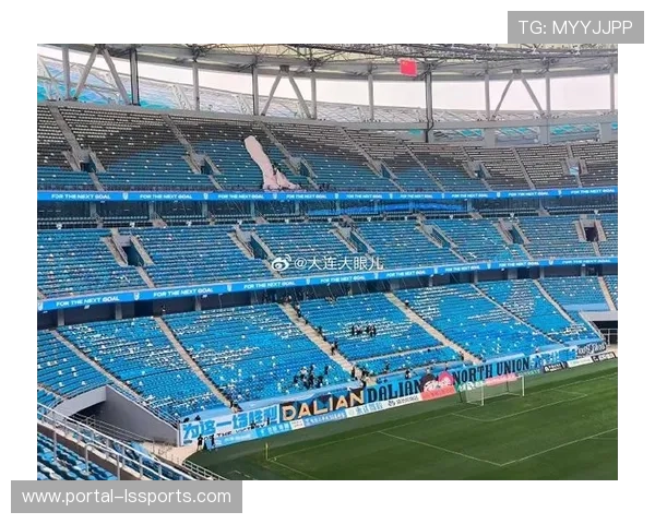 大连球迷看台打出TIFO致敬阎相闯 大连球迷看台打出TIFO致敬阎相闯