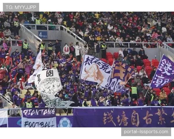 终场哨响，国际米兰球员低头走出挪威北极圈的阿斯普米拉球场