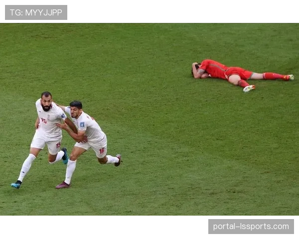 比赛瞬间：伊朗女将塔拉埃在加时赛“突然死亡”中以一记转身踢法绝杀对手